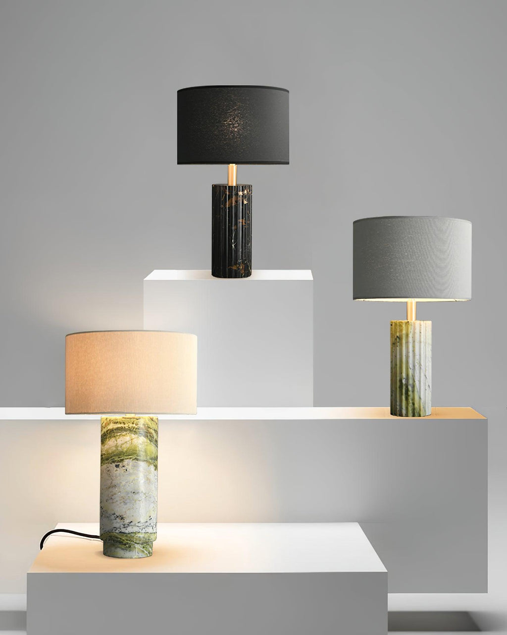 Lampe à poser moderne Nidaros en Vert marbre et blanc abat-jour