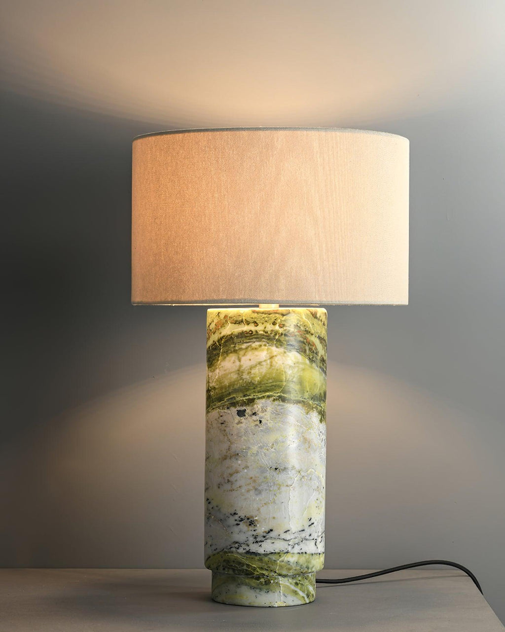 Lampe à poser moderne Nidaros en Vert marbre et blanc abat-jour