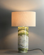 Lampe à poser moderne Nidaros en Vert marbre et blanc abat-jour