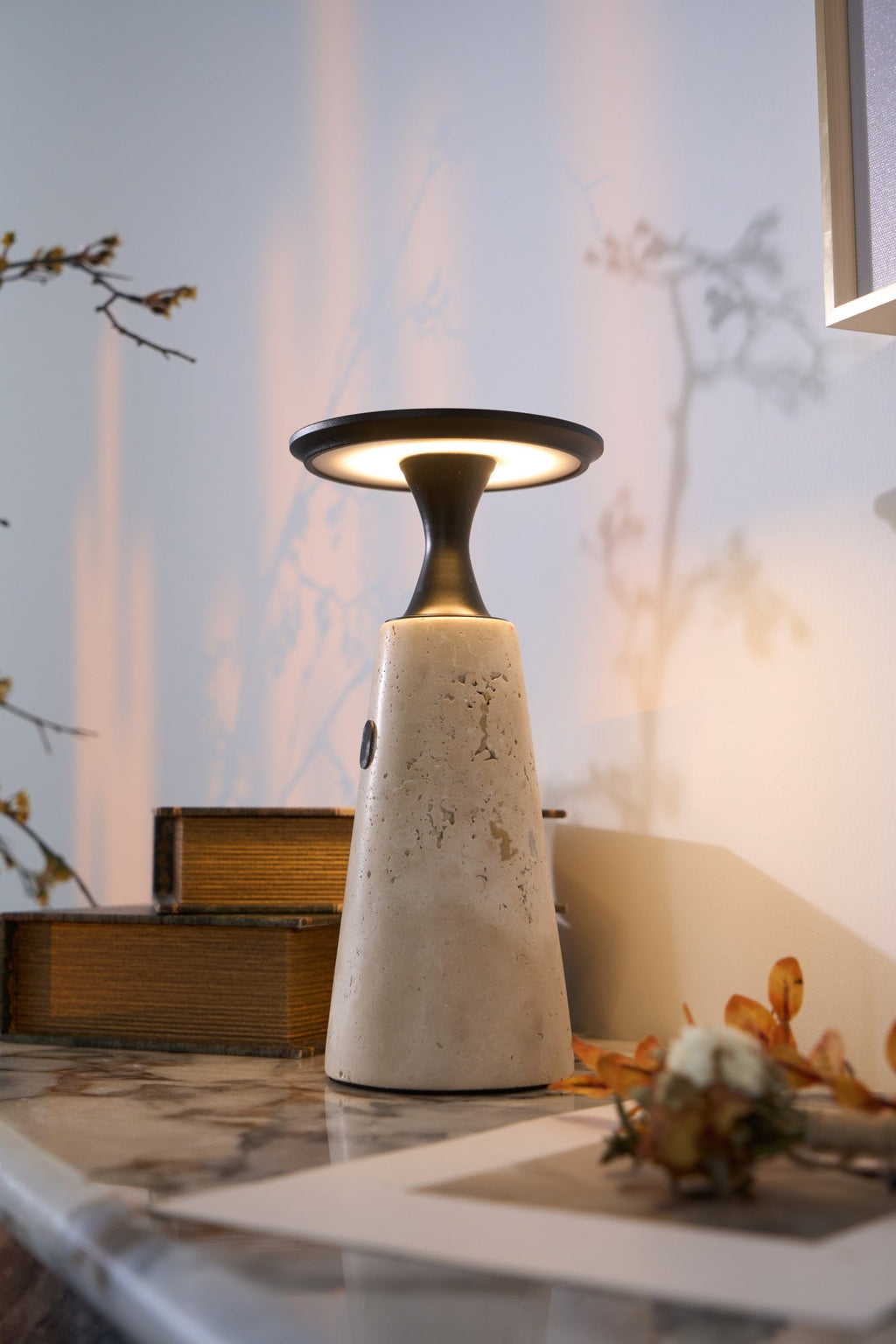 Lampe à poser moderne Toralv en Travertin jaune et noir