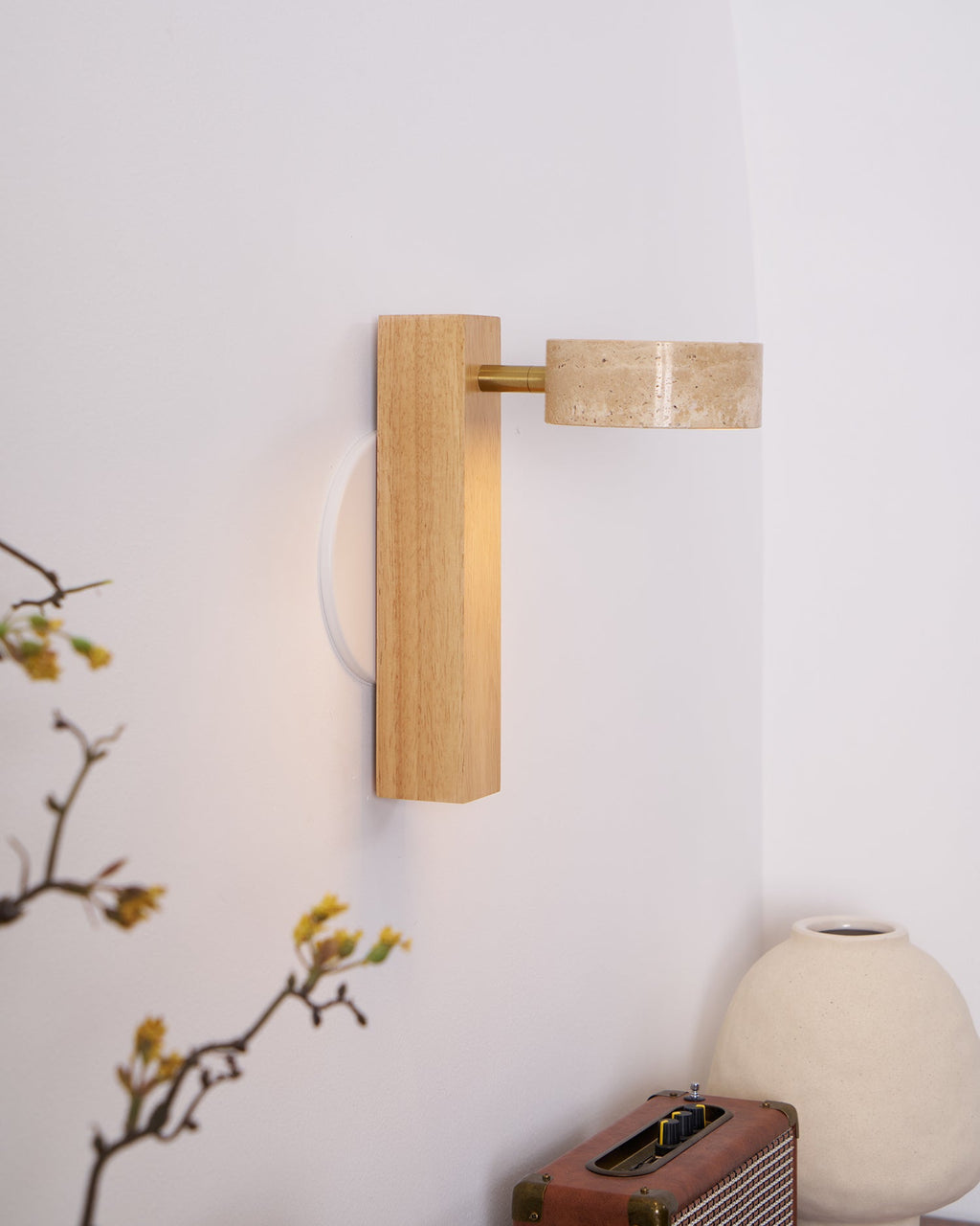 Applique murale moderne Haagen en Noyer bois et travertin jaune