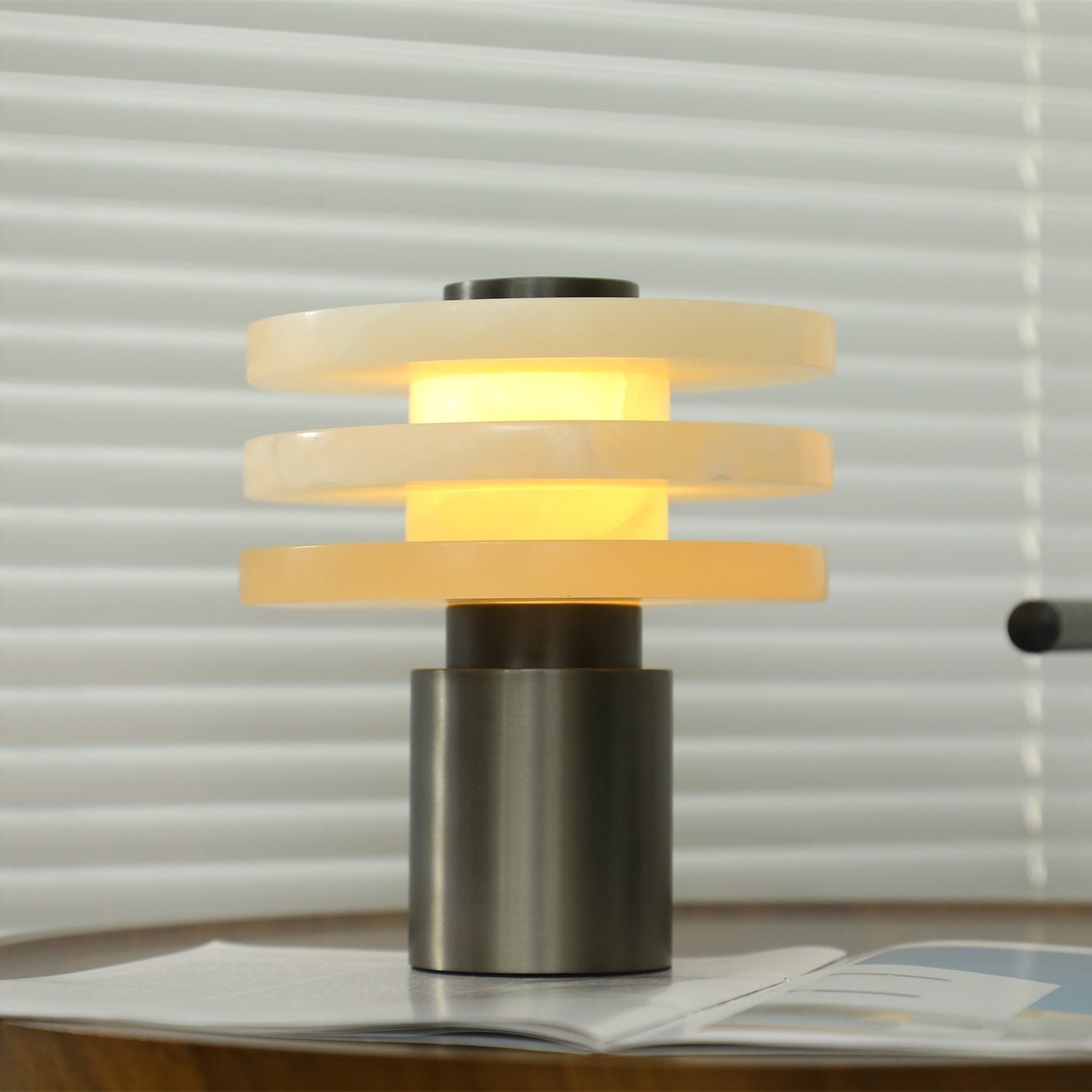 Lampe à poser moderne Mogens en Albâtre Argenté et blanc