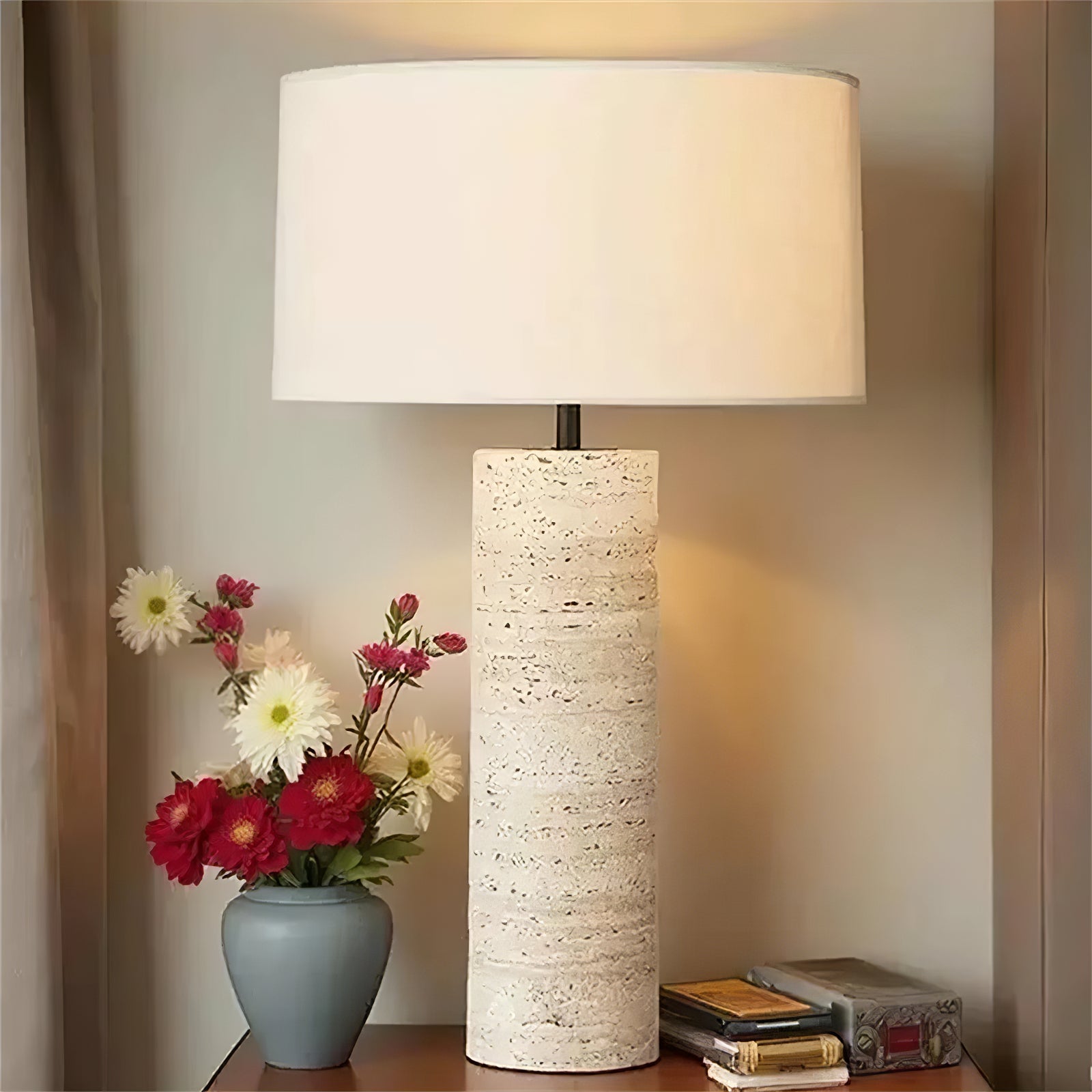 Lampe à poser moderne Rekved en Travertin jaune et blanc