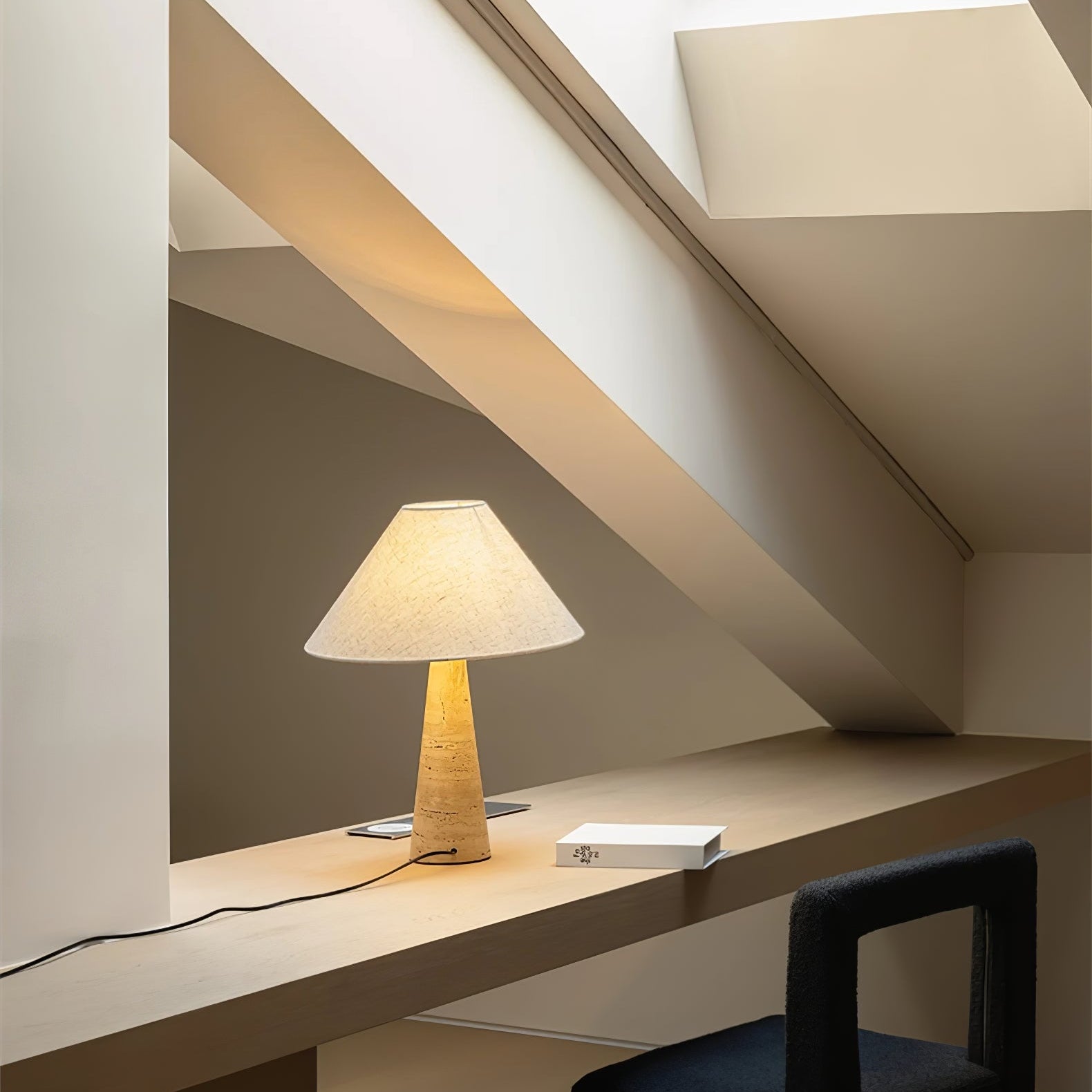 Lampe à poser moderne Rekved en Travertin jaune et blanc