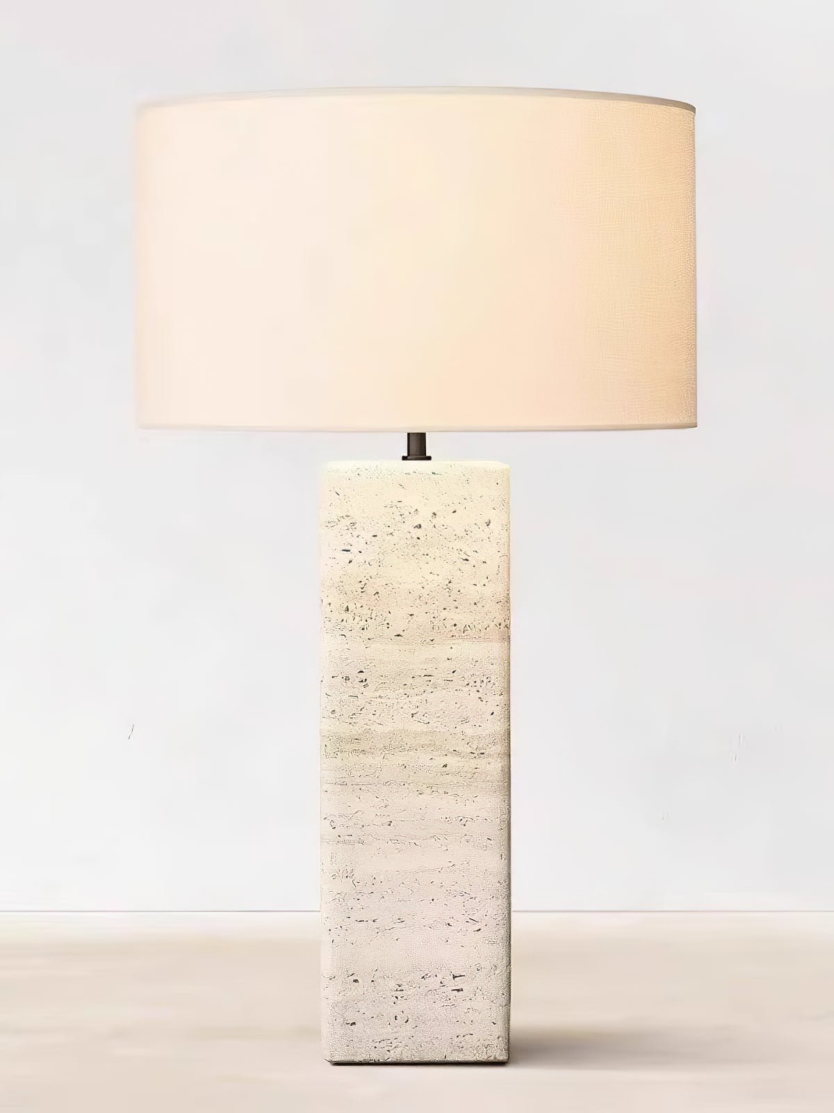 Lampe à poser moderne Rekved en Travertin jaune et blanc