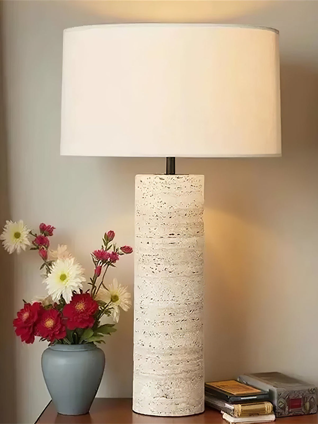 Lampe à poser moderne Rekved en Travertin jaune et blanc