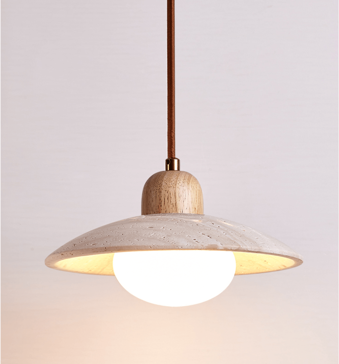 Suspension moderne Svanur en Bois et travertin jaune