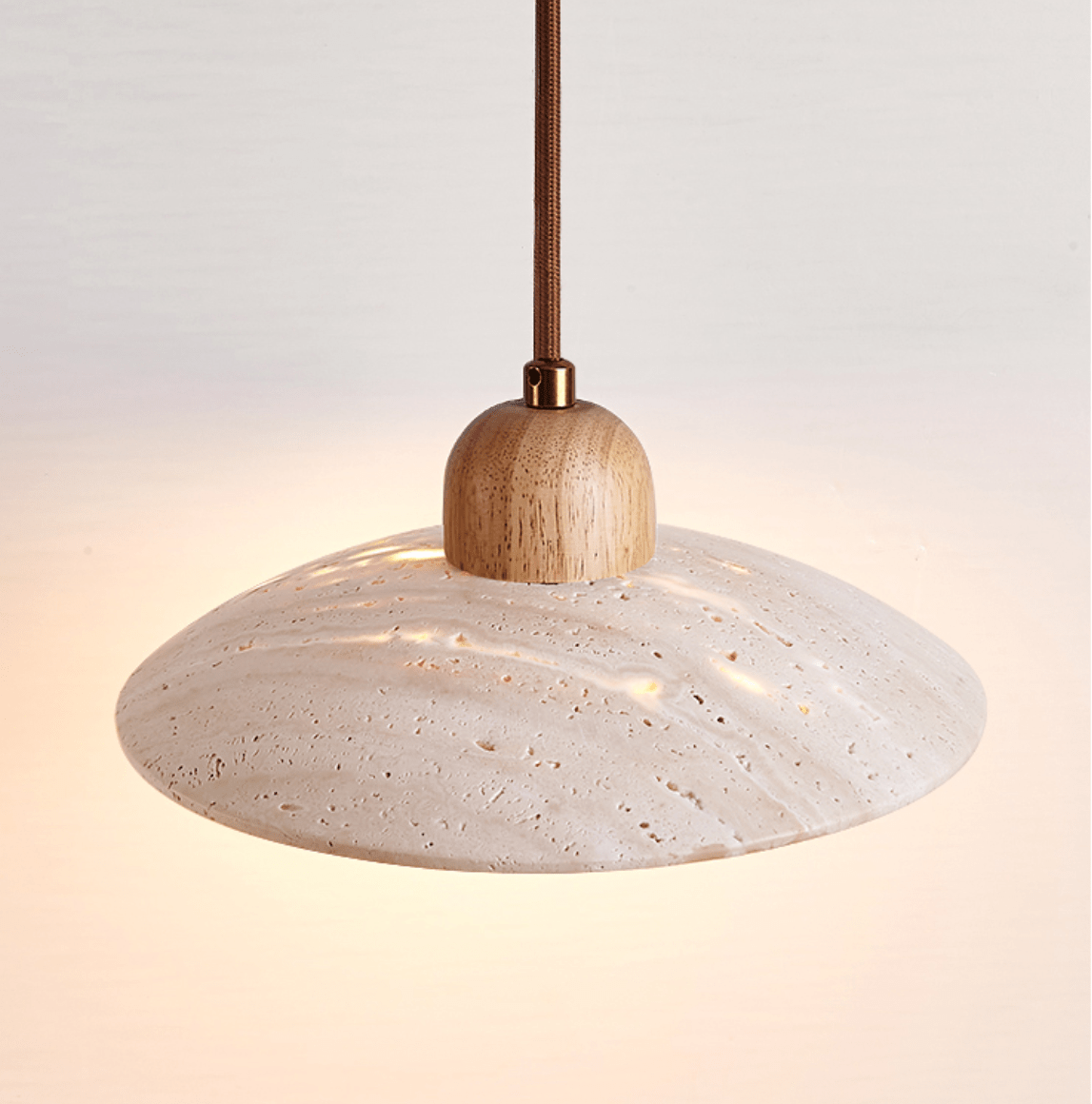 Suspension moderne Svanur en Bois et travertin jaune