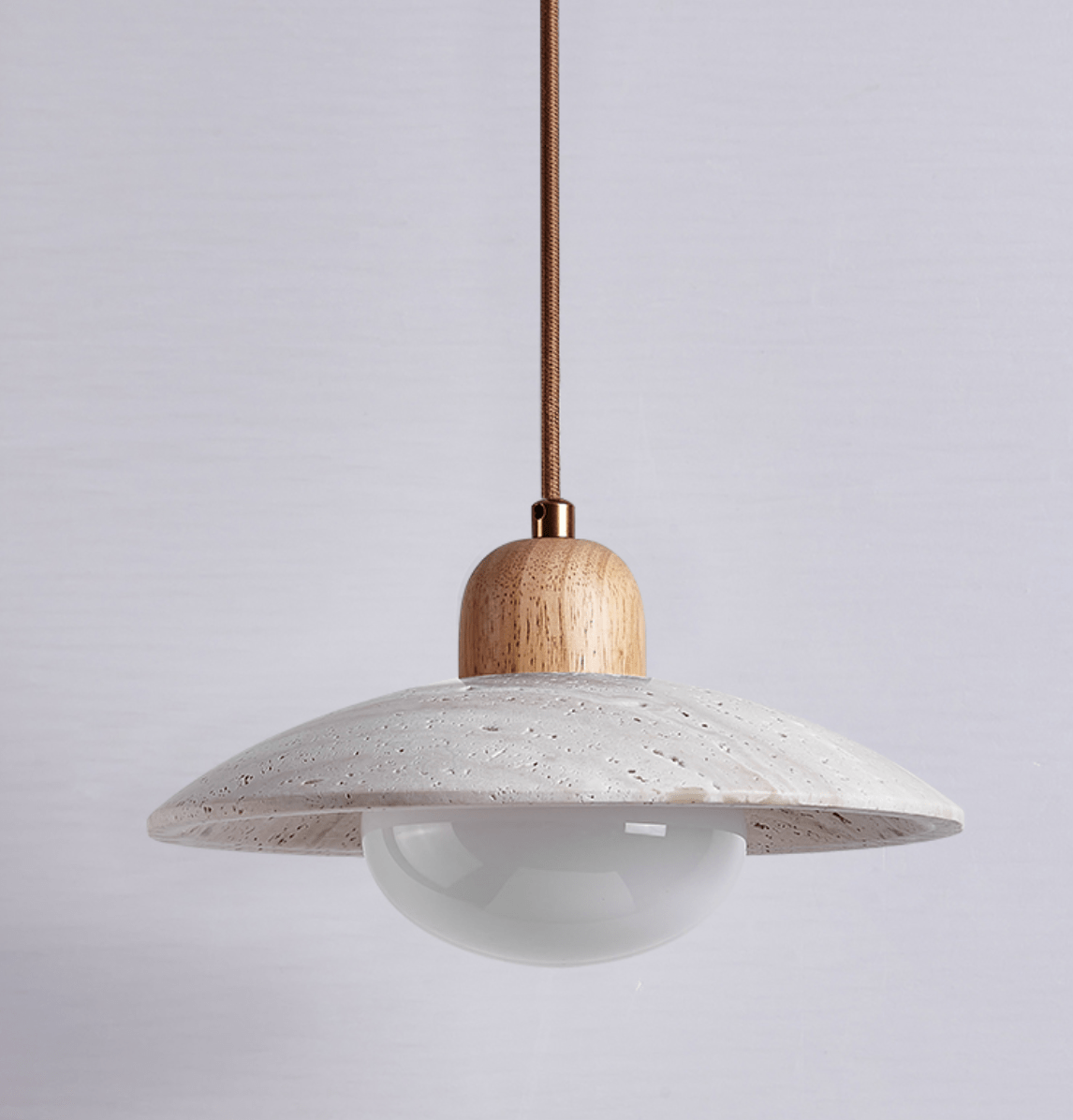 Suspension moderne Svanur en Bois et travertin jaune
