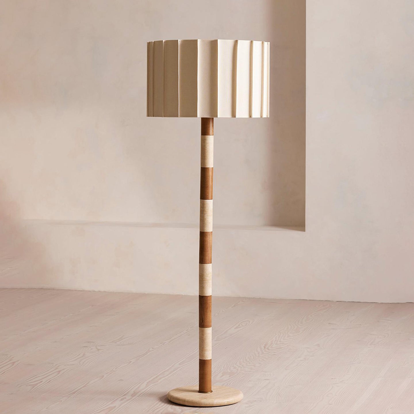 Lampadaire moderne Kaarlo en Travertin jaune et rouge et beige