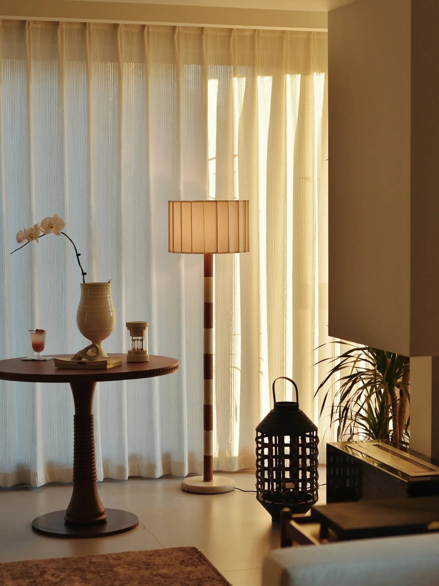 Lampadaire moderne Kaarlo en Travertin jaune et rouge et beige