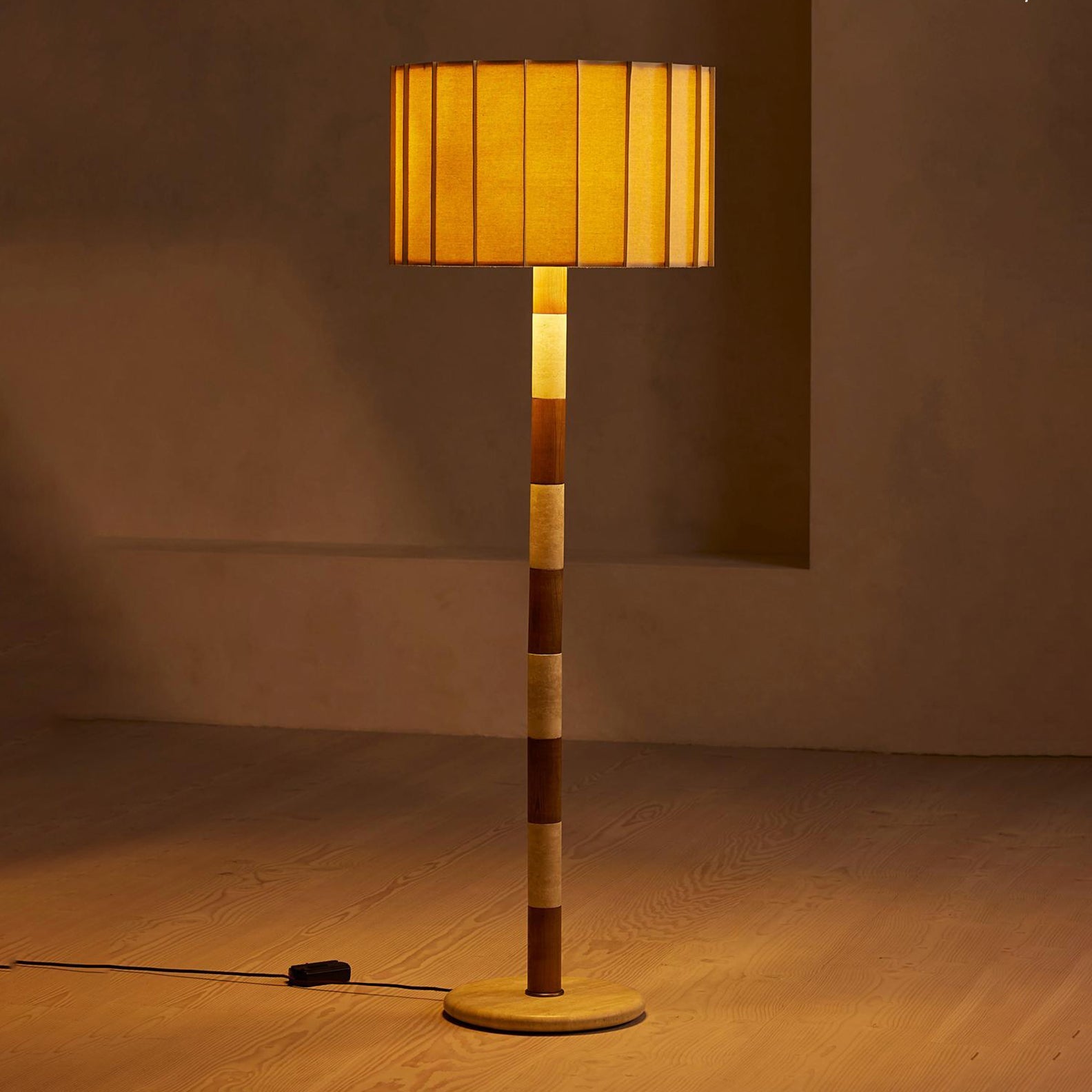 Lampadaire moderne Kaarlo en Travertin jaune et rouge et beige