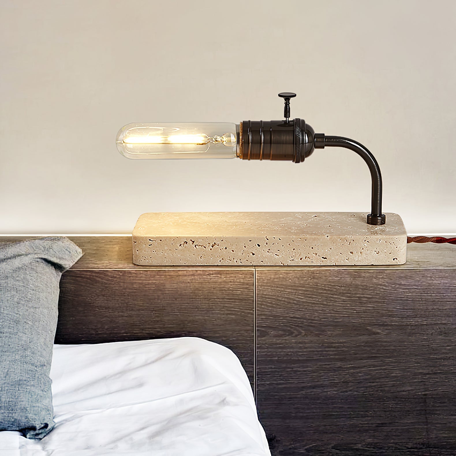 Lampe à poser moderne Carson en Doré et travertin jaune