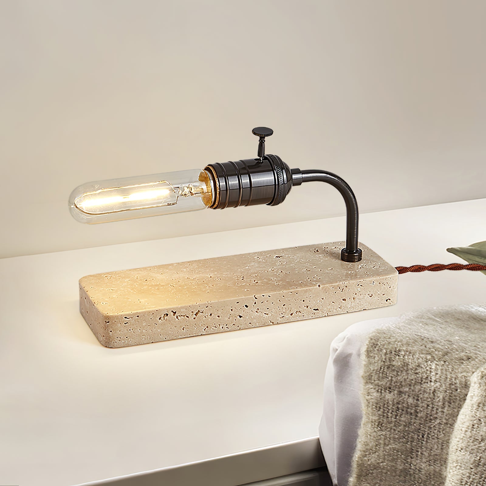 Lampe à poser moderne Carson en Doré et travertin jaune