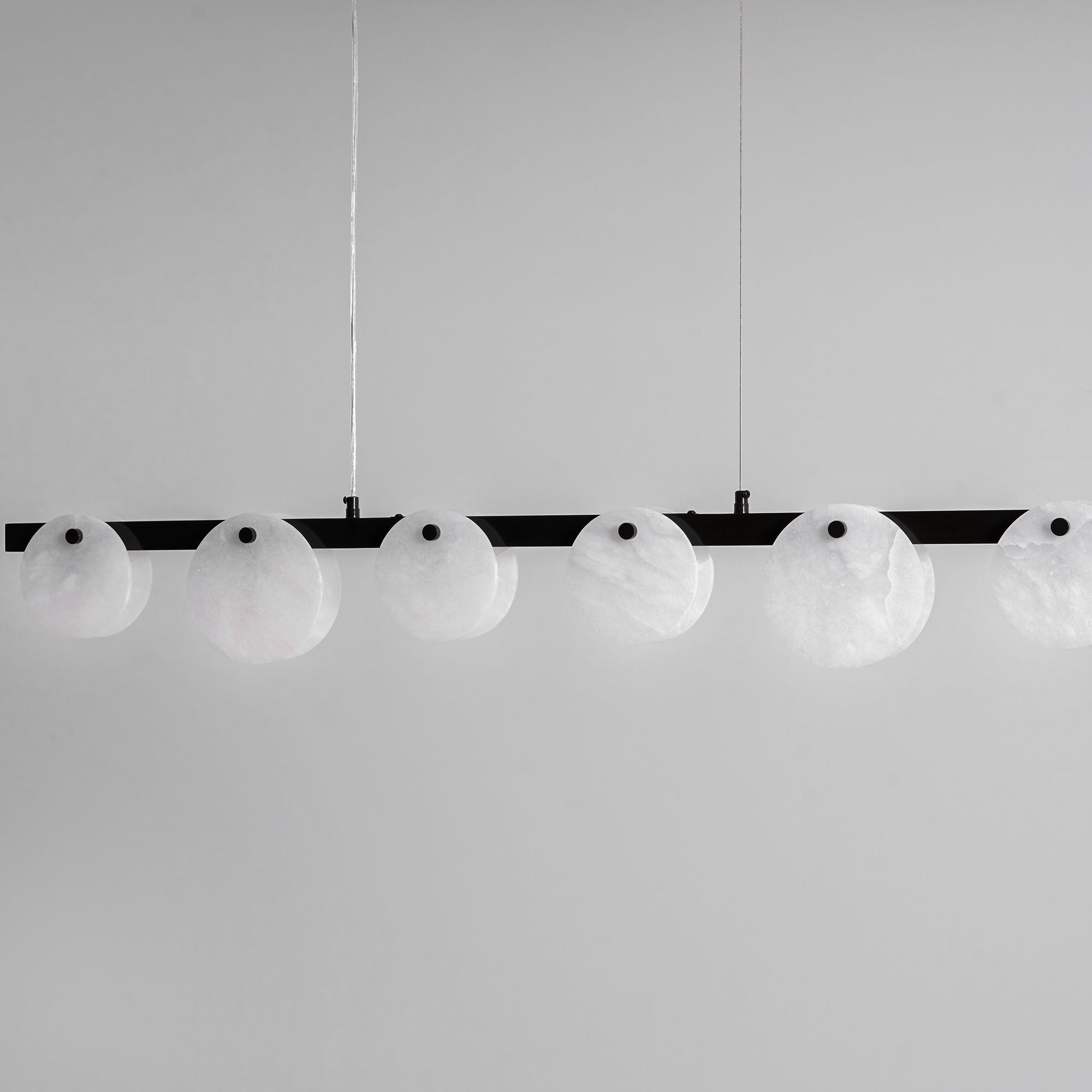 Lustre moderne Enar en Albâtre Laiton et blanc