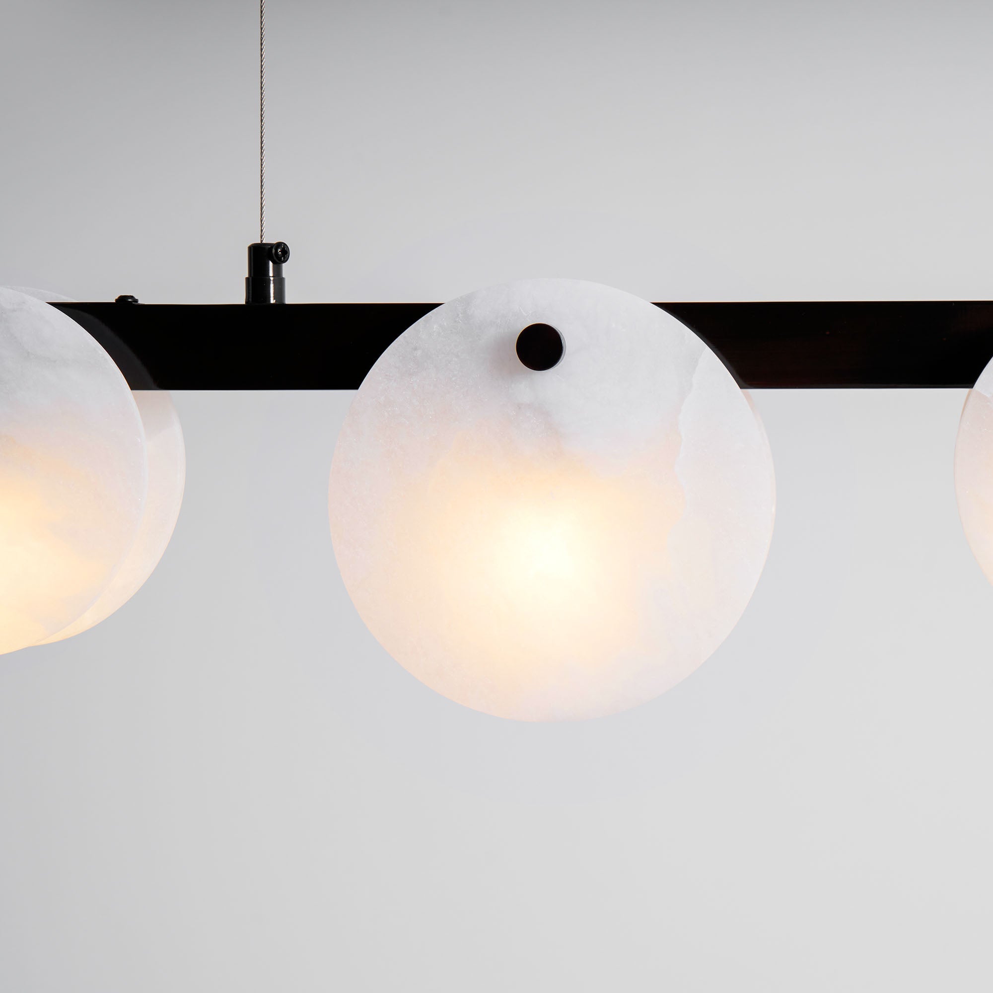 Lustre moderne Enar en Albâtre Laiton et blanc