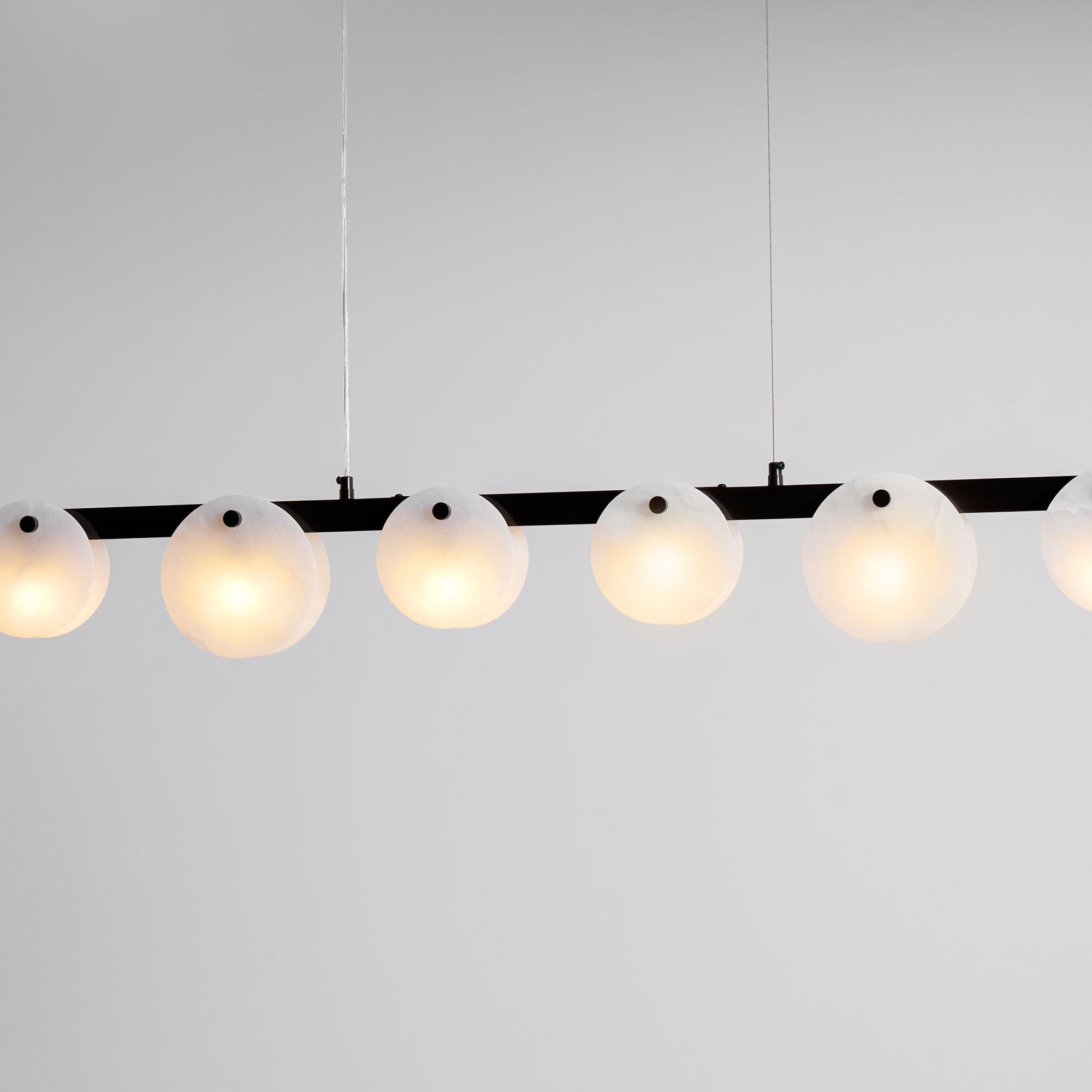 Lustre moderne Enar en Albâtre Noir et blanc