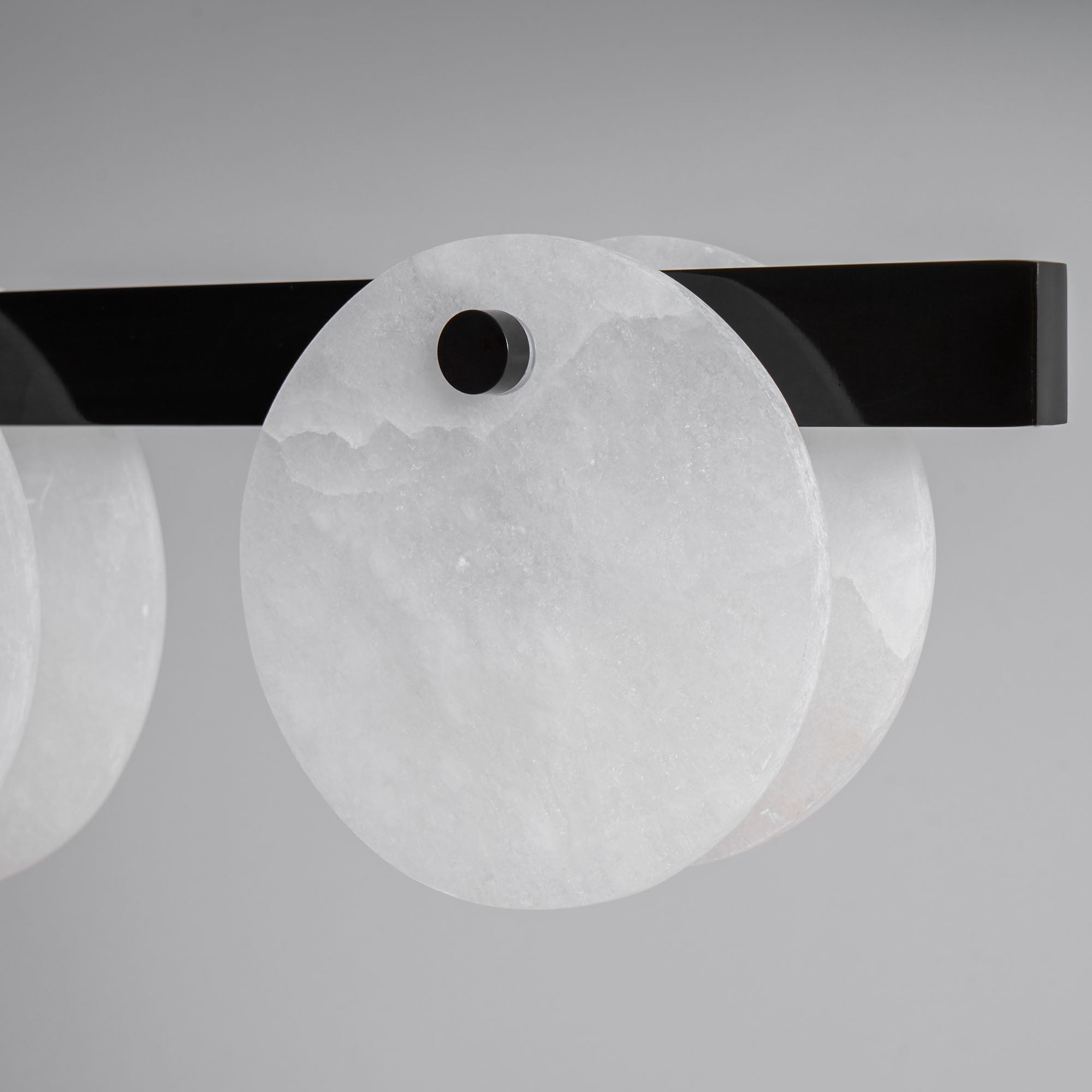 Lustre moderne Enar en Albâtre Laiton et blanc