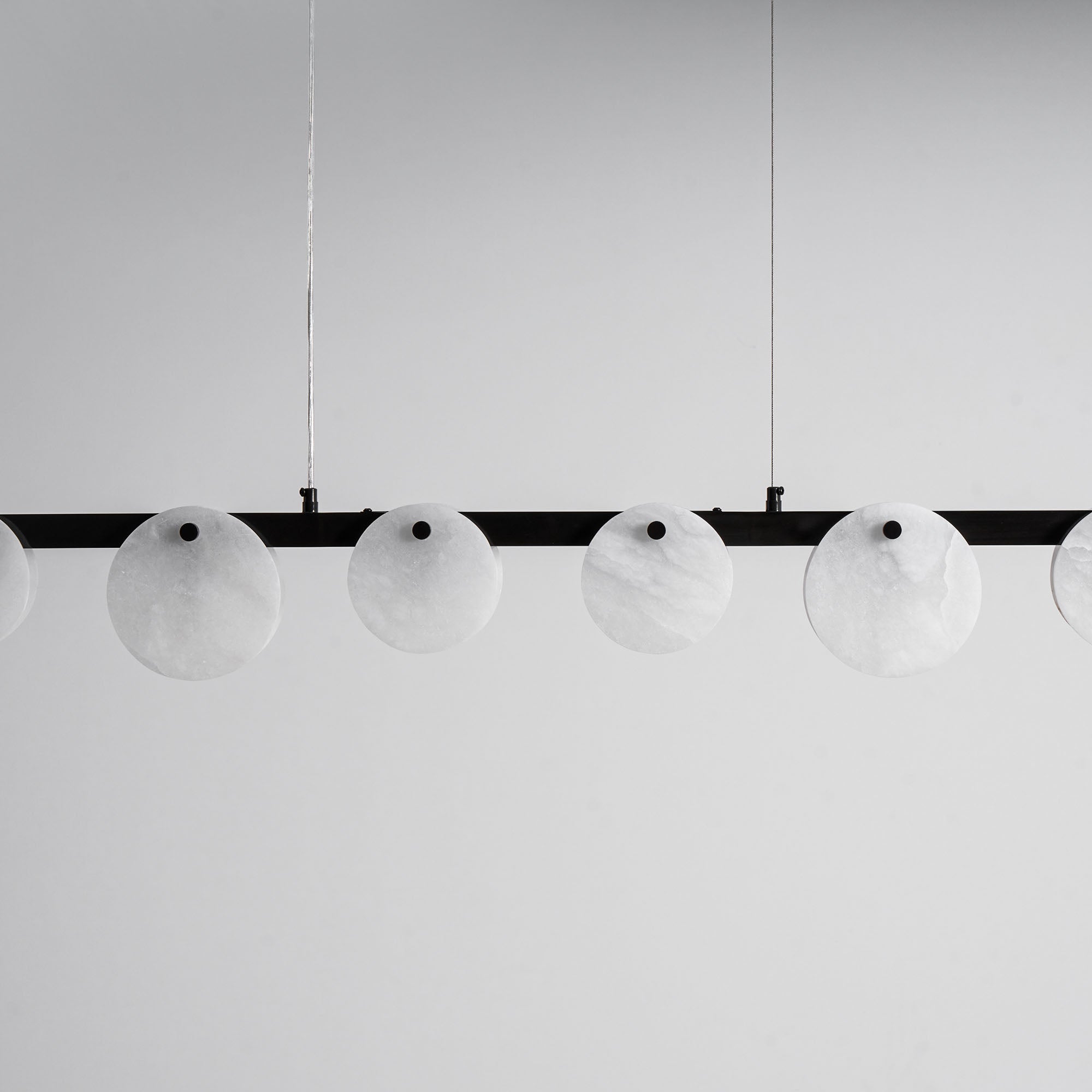 Lustre moderne Enar en Albâtre Laiton et blanc