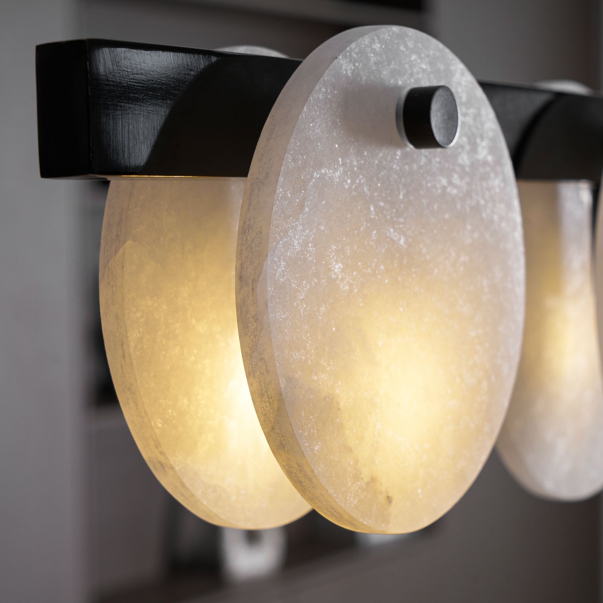 Lustre moderne Enar en Albâtre Laiton et blanc