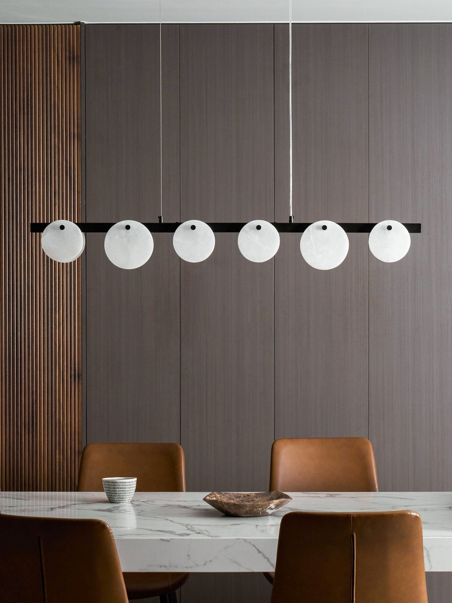 Lustre moderne Enar en Albâtre Laiton et blanc