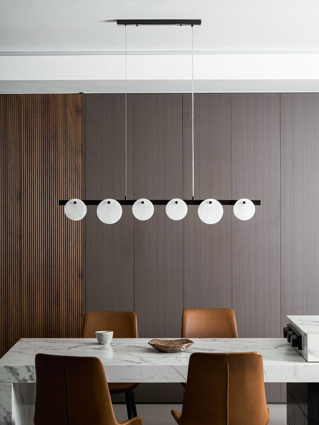 Lustre moderne Enar en Albâtre Laiton et blanc