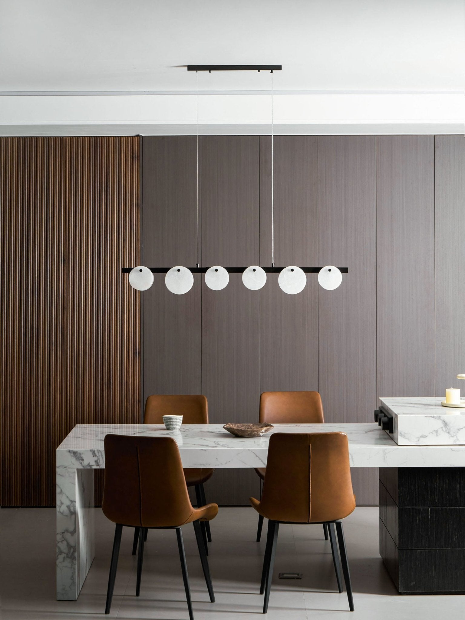 Lustre moderne Enar en Albâtre Laiton et blanc
