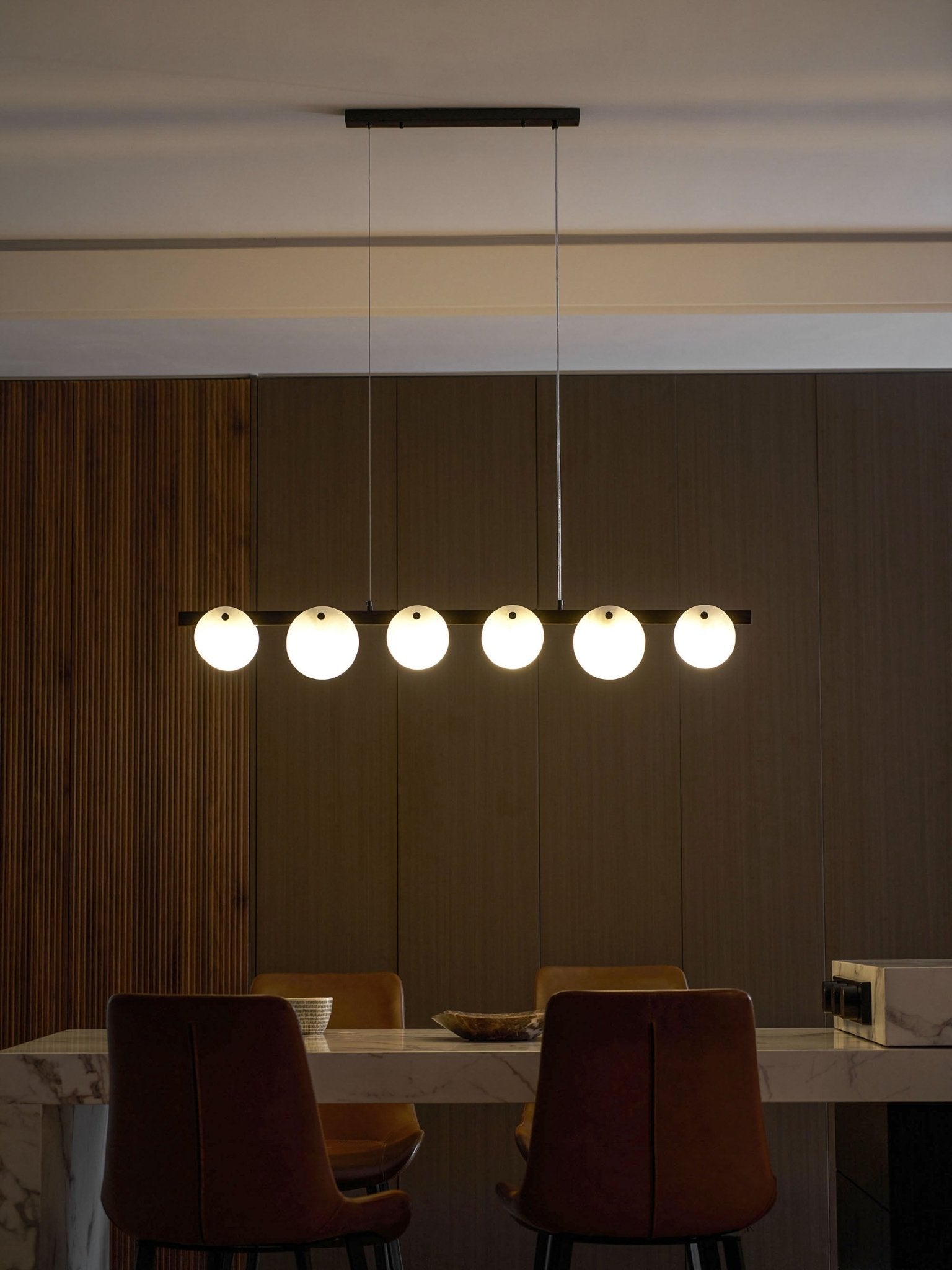 Lustre moderne Enar en Albâtre Noir et blanc
