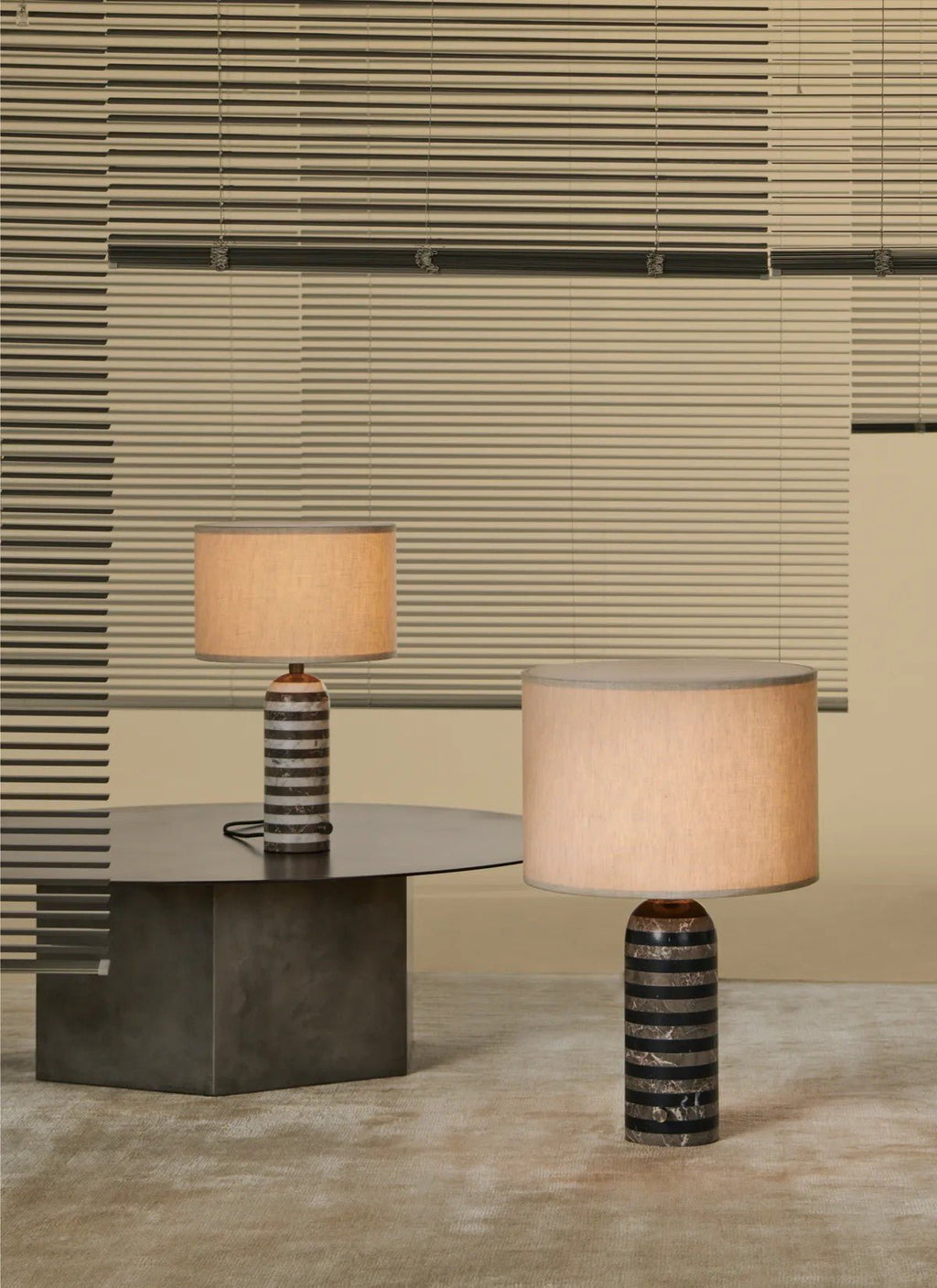 Lampe à poser moderne Gudvard en Marbre Noir et blanc