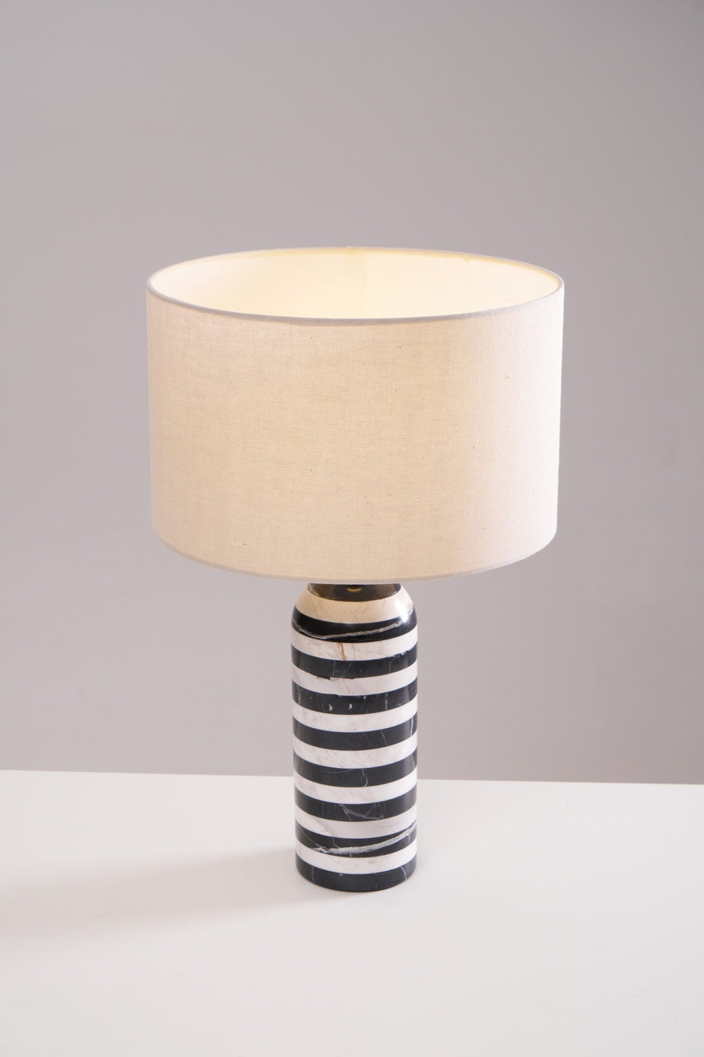 Lampe à poser moderne Gudvard en Marbre Noir et blanc
