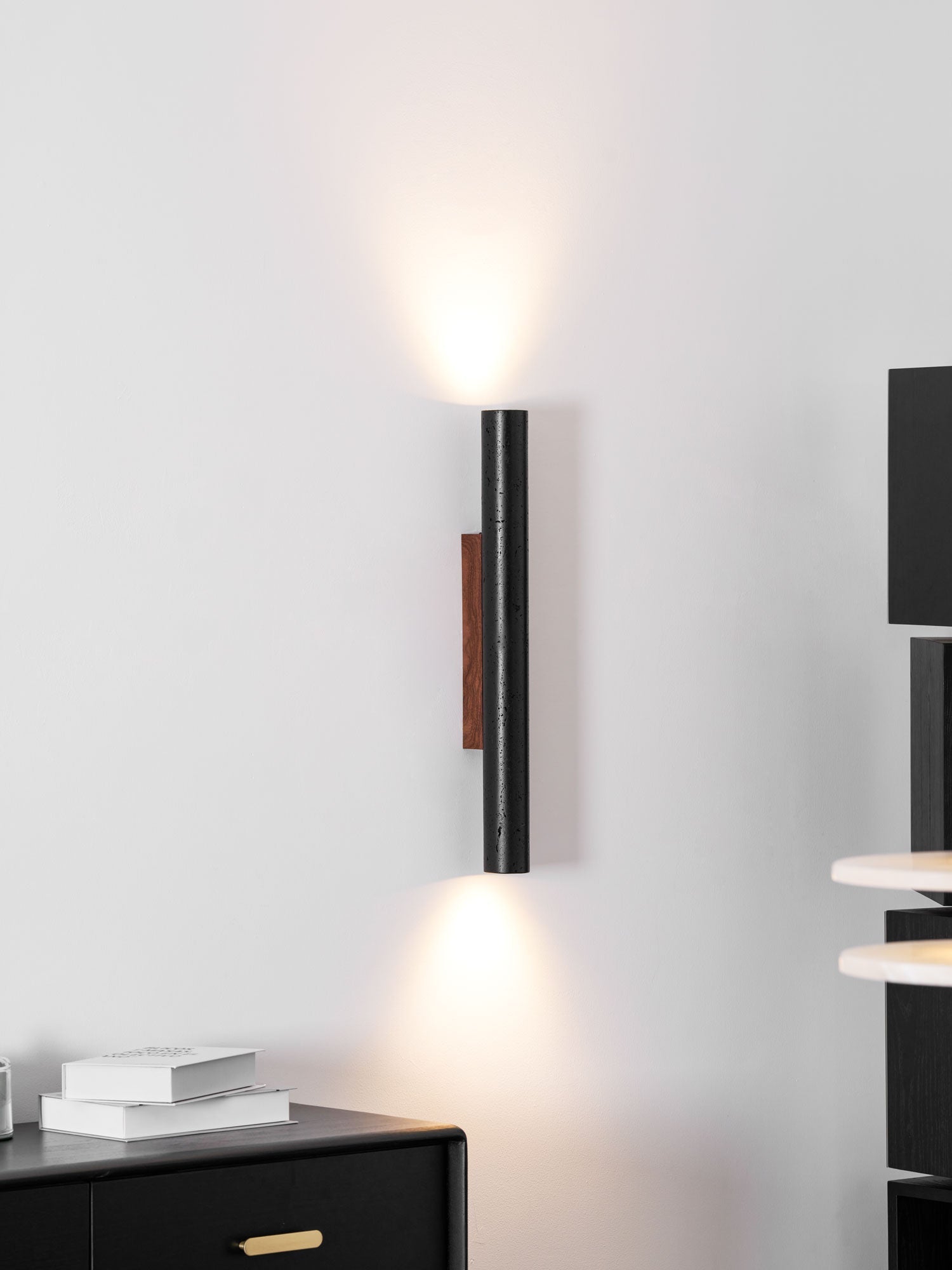 Applique murale moderne Axion en Noyer bois et noir travertin
