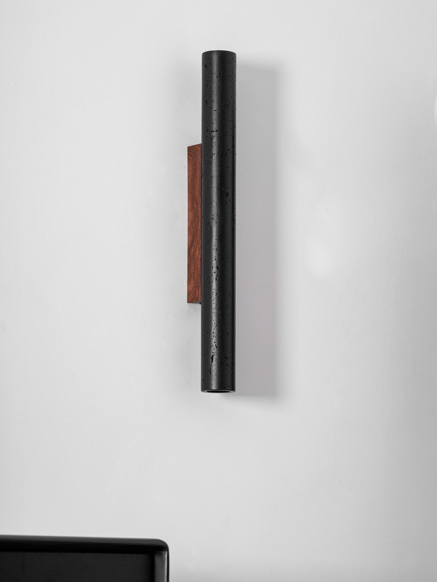 Applique murale moderne Axion en Noyer bois et noir travertin