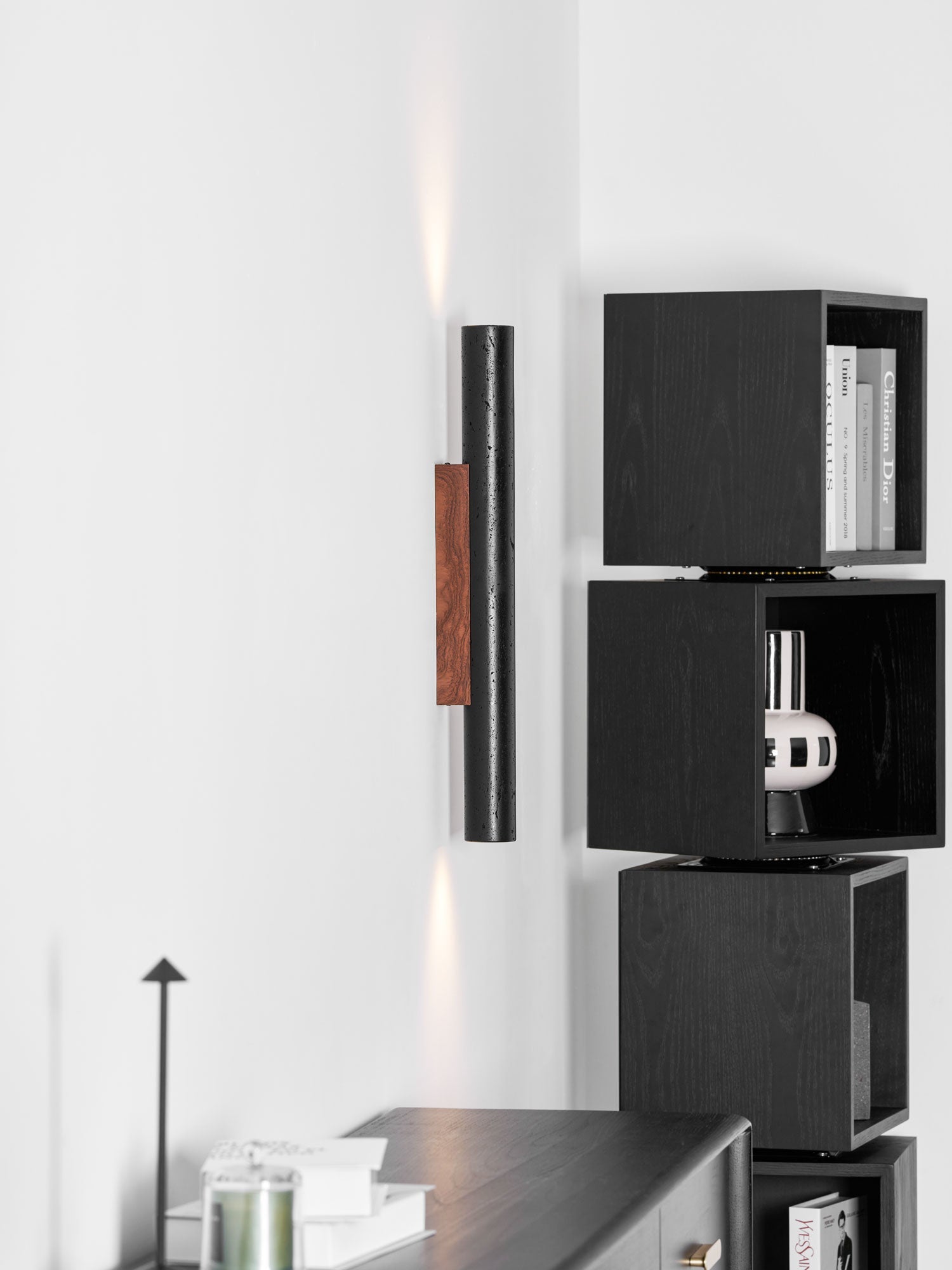 Applique murale moderne Axion en Noyer bois et noir travertin