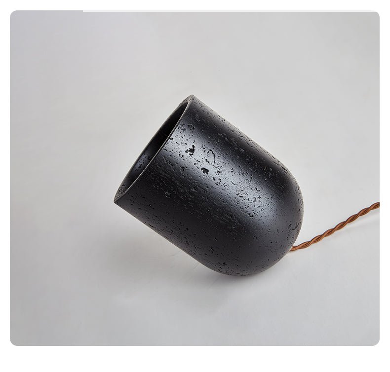 Lampe à poser moderne Arman en Noir travertin