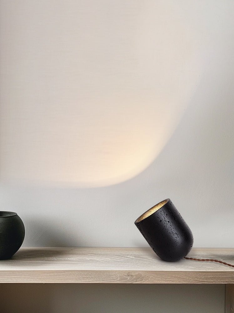 Lampe à poser moderne Arman en Noir travertin