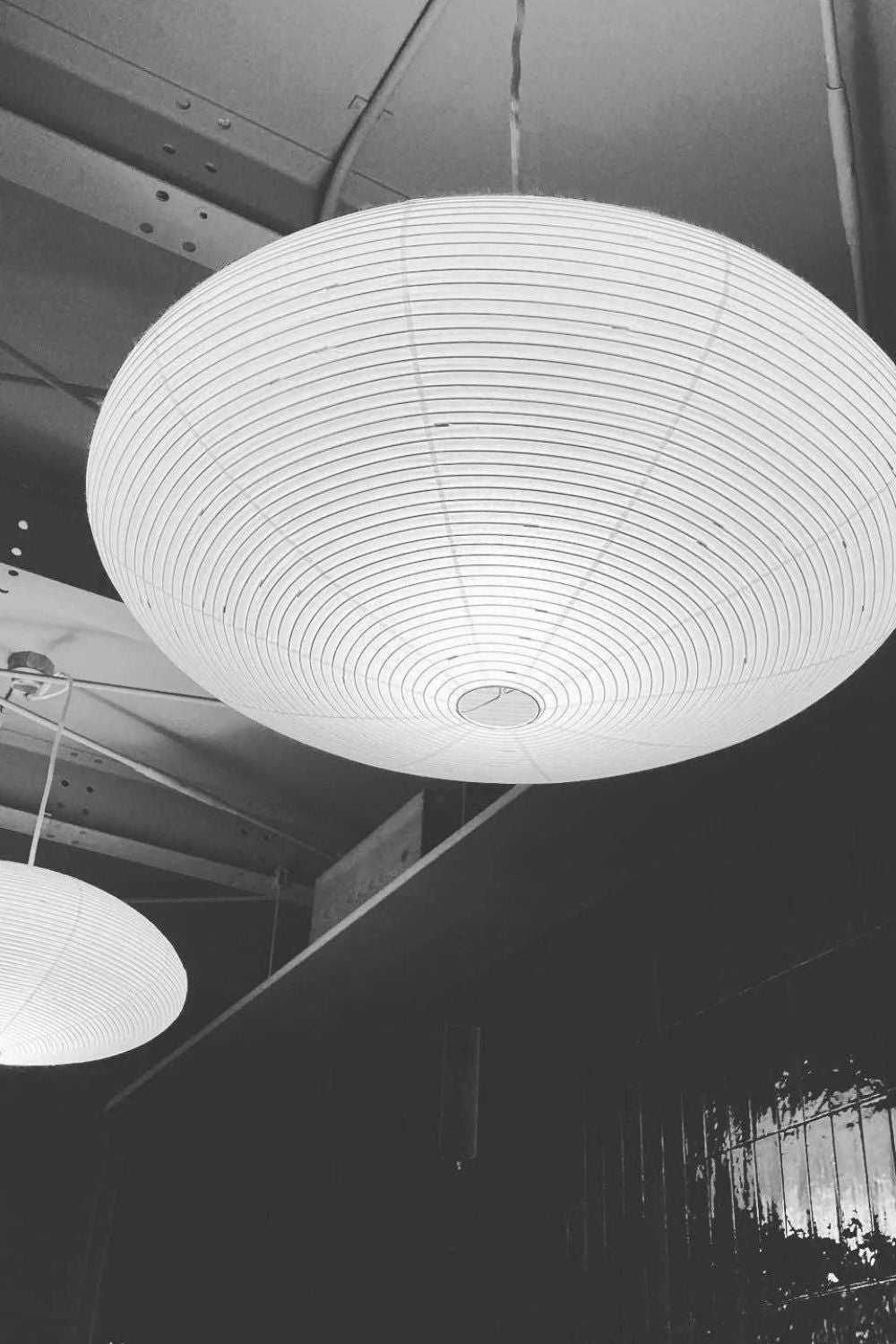 Suspension moderne Ove en papier Blanc et noir câble