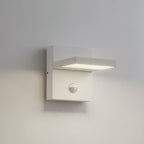 Applique d'extérieur LED, blanche, avec capteur, IP54, 16 cm — mise en situation