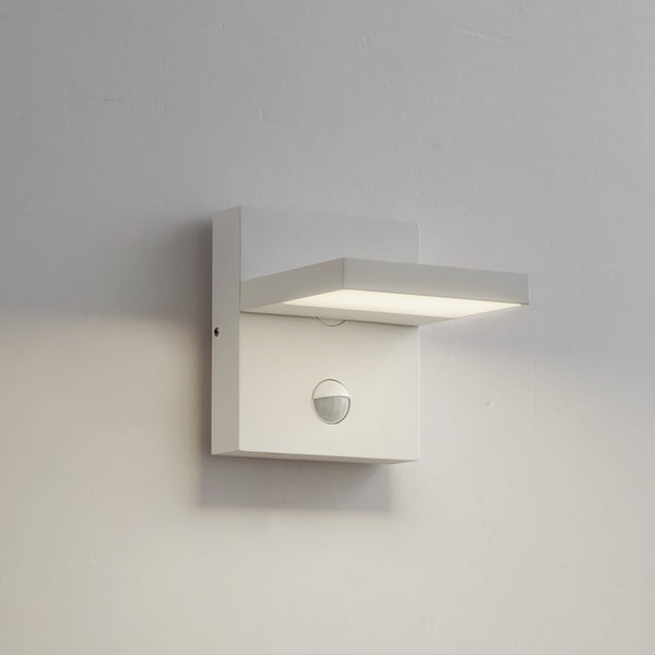 Applique d'extérieur LED, blanche, avec capteur, IP54, 16 cm — mise en situation