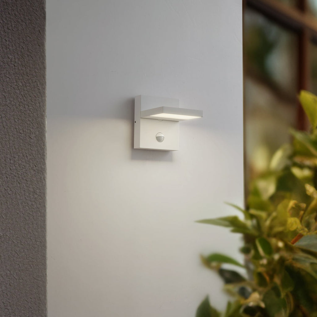 Applique d'extérieur LED, blanche, avec capteur, IP54, 16 cm — mise en situation