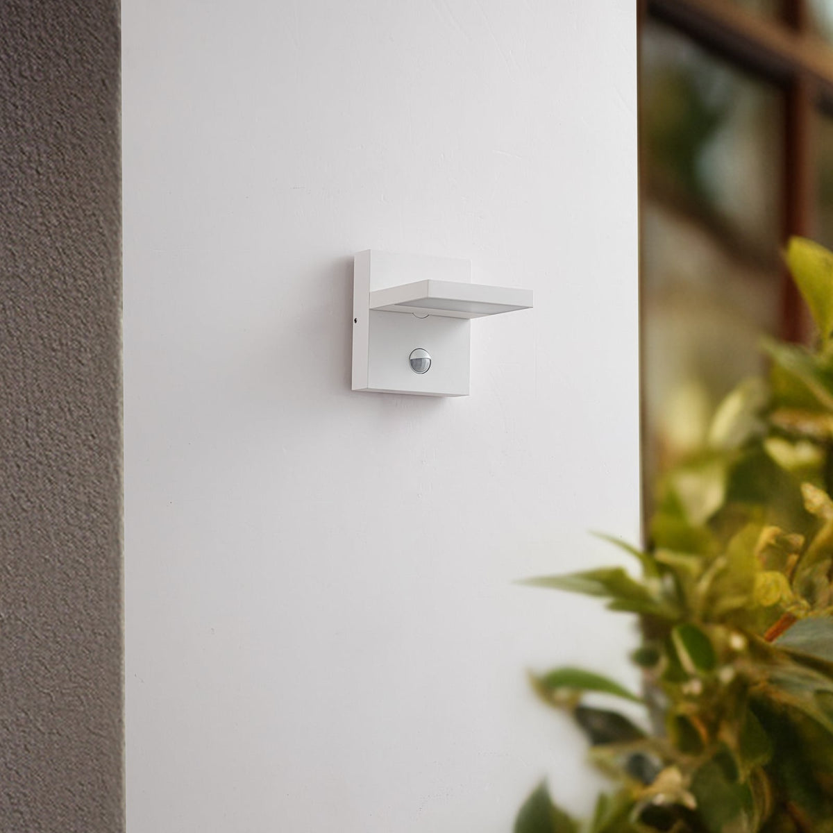 Applique d'extérieur LED, blanche, avec capteur, IP54, 16 cm — mise en situation