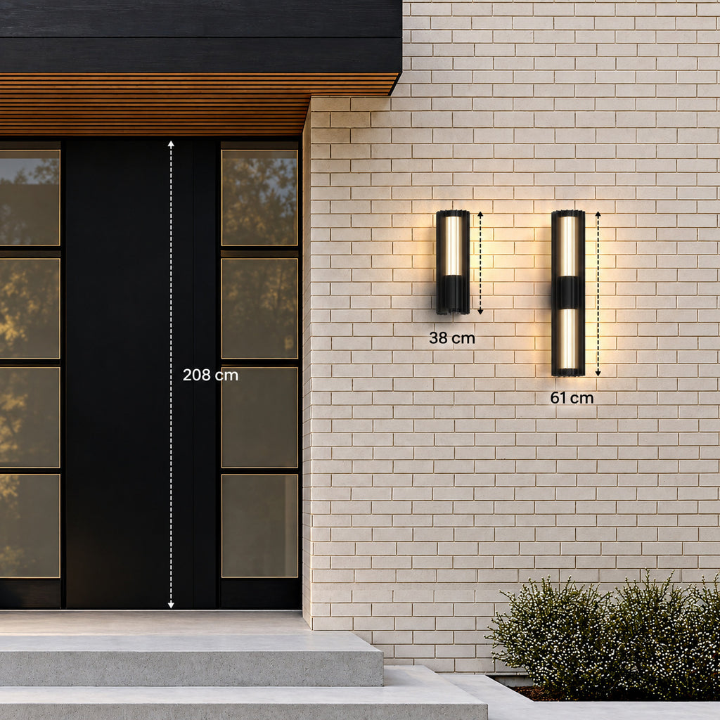 Guide des tailles : applique Petit de 38 cm et applique Moyen de 61 cm à côté d’une porte d’entrée de 208 cm