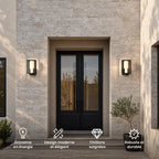 Deux appliques lanternes noires encadrant une double porte d’entrée noire : économe en énergie, design moderne et élégant, finitions soignées, robuste et durable