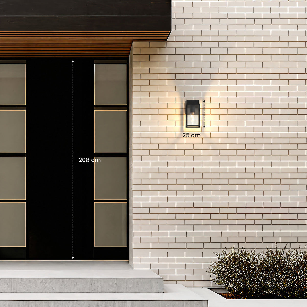 Applique lanterne noire de 25 cm de haut, comparée à une porte d’entrée de 208 cm