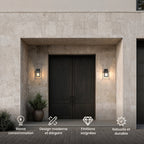 Deux appliques lanternes noires allumées de part et d’autre d’une double porte d’entrée : basse consommation, design moderne et élégant, finitions soignées, robuste et durable