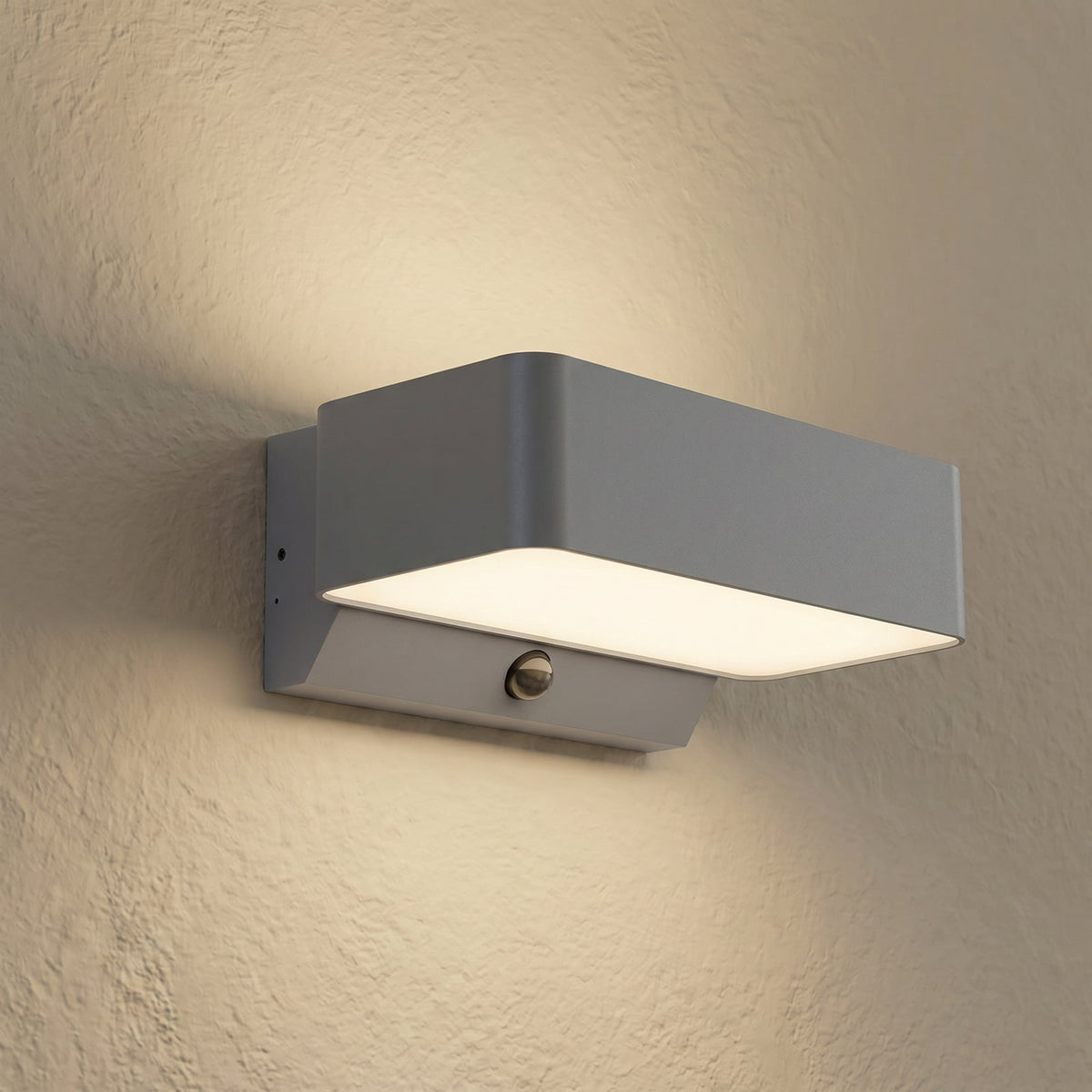 Applique extérieure LED anthracite 3 teintes avec détecteur IP44 en situation extérieure