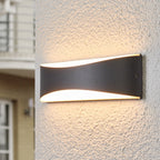 Applique extérieure LED arquée anthracite double faisceau IP65 en situation extérieure