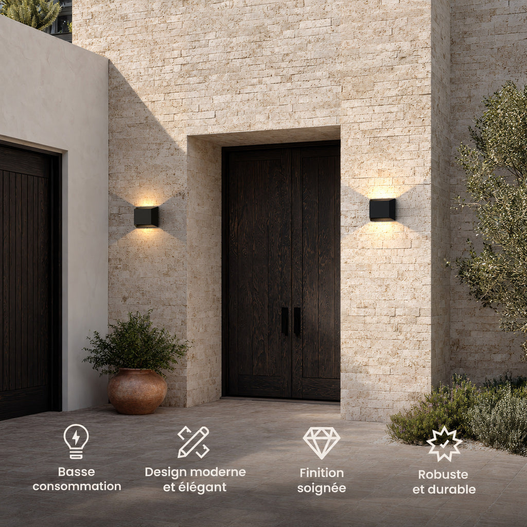 Deux appliques carrées noires allumées autour d’une porte d’entrée : basse consommation, design moderne et élégant, finition soignée, robuste et durable
