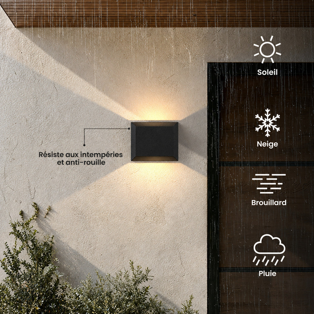 Applique extérieure carrée noire allumée sur un mur enduit, résistante aux intempéries et anti-rouille : soleil, neige, brouillard et pluie