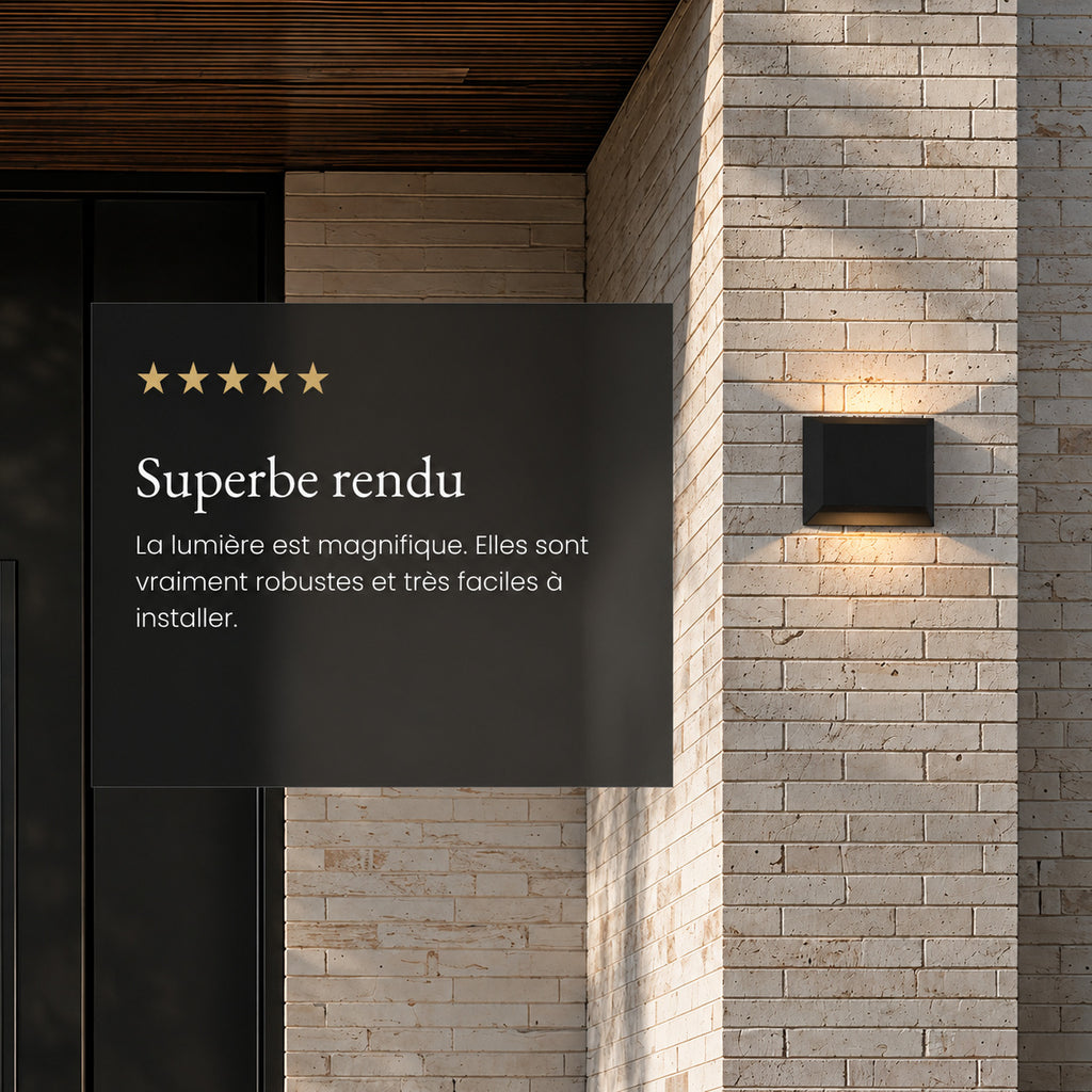 Applique carrée noire allumée sur un mur en brique claire, à côté d’un avis client cinq étoiles