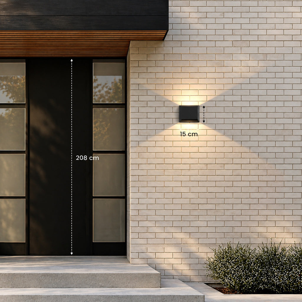 Applique carrée de 15 cm de haut posée à côté d’une porte d’entrée de 208 cm